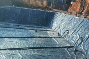 Revestimiento de geomembrana de HDPE Instalación de una geomembrana de PEAD en un vertedero