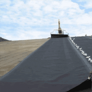 Düzenli depolama sahasında HDPE geomembran astar kurulumu