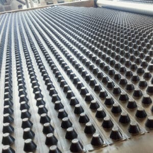 Instalación de placas de drenaje de HDPE para impermeabilización de sótanos y cubiertas verdes