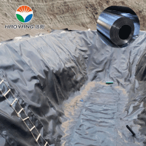 Установка геомембраны HDPE для защиты от старения в пруду кучного выщелачивания на горнодобывающем предприятии